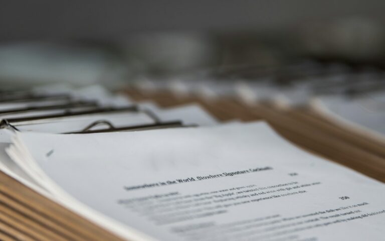 Documentos organizados em pastas sobre a mesa