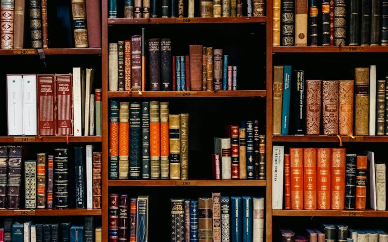 Livros de legislação sobre a mesa