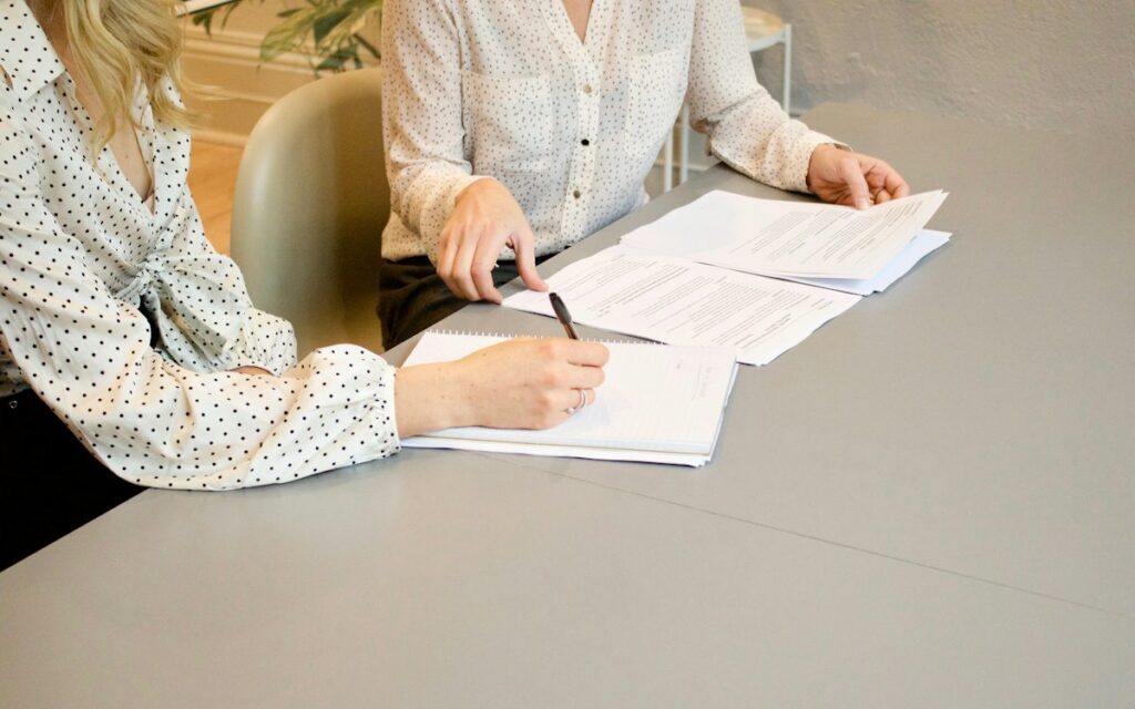 Assinatura de contrato sobre a mesa